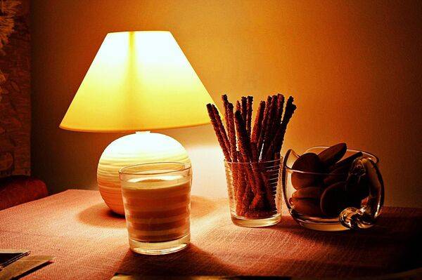 Lámpara encendida con luz cálida en un ambiente relajado